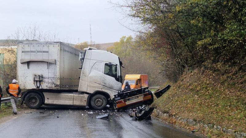 BAMA - Komoly baleset történt: az utat teljes szélességében lezárták Bükkösdnél.