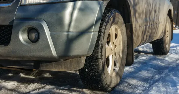 Télen a magyarok autózása egészen különleges élményt nyújt. Ahogy megérkezik a hó, az utak csúszóssá válnak, és a sofőrök többsége egyfajta téli rutinra vált. A hűvös időjárásban a fűtést bekapcsolják, a szélvédőket pedig alaposan letakarítják, hogy a lát