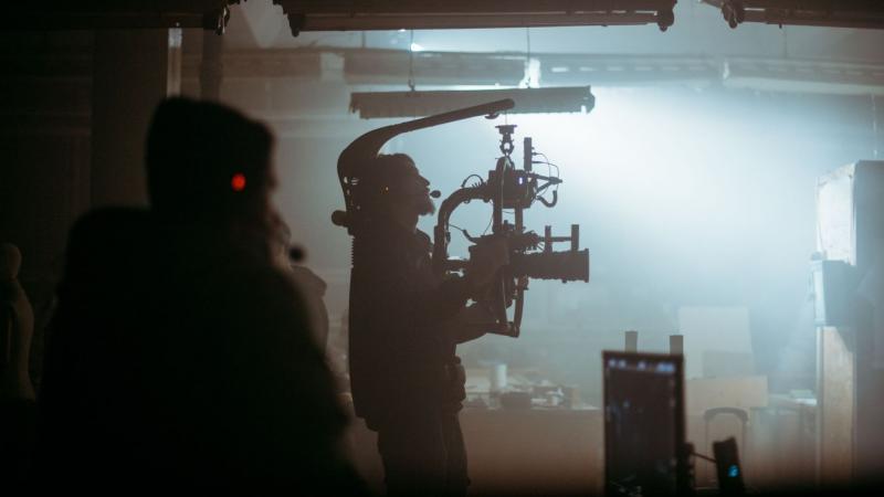 Új játékfilm készül Magyarországon: a címében is sejtetett „Ponik” című alkotás egy varázslatos világba kalauzolja a nézőket. Az izgalmas történet középpontjában a kis pónik kalandjai állnak, akik barátságot kötnek és együtt fedezik fel a körülöttük lévő 