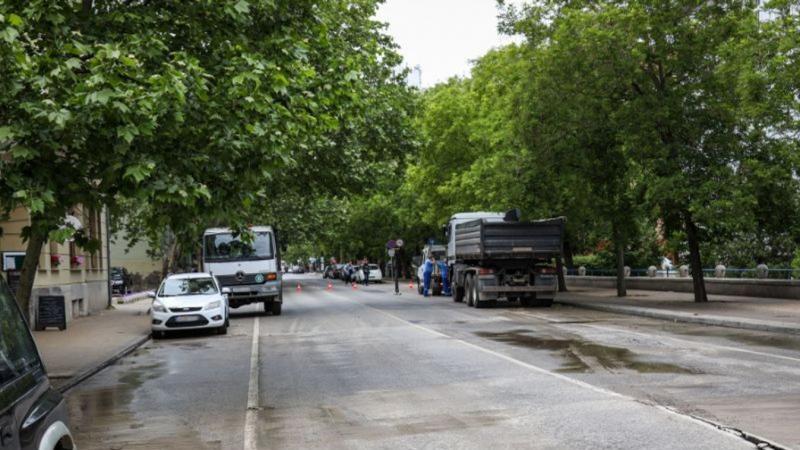 Csőtörés következtében lezárták a szolnoki Baross út egy szakaszát, ami miatt a buszok közlekedési rendje is módosul. Részletek és fotók a galériában!