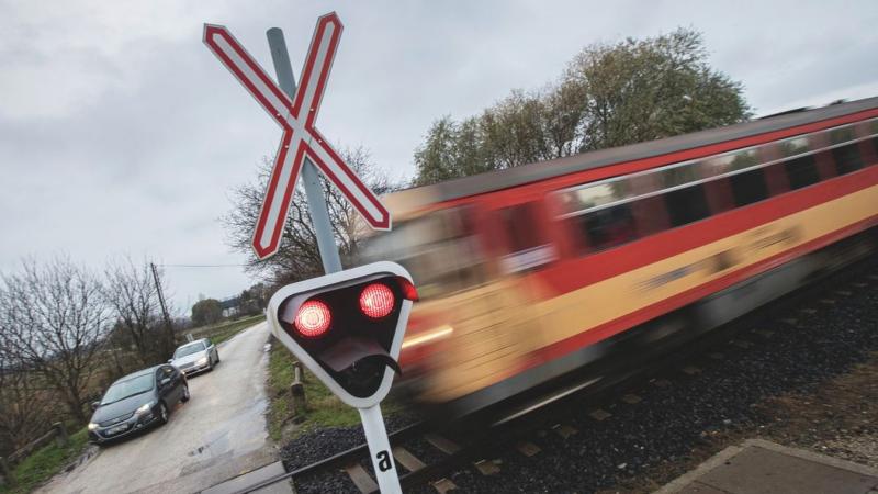 Hihetetlen látvány! A személyvonat áthaladt a letört sorompón Fehérvár közelében.