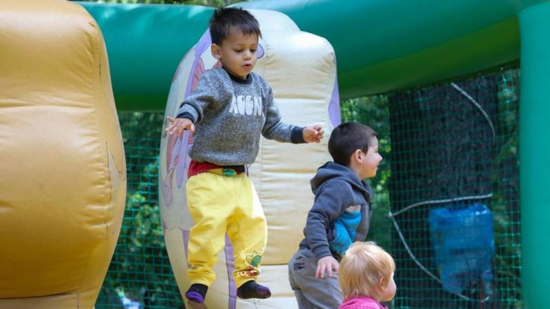 Fedezd fel a varázslatos kalandok világát egy borsodi kisváros szívében, ahol a gyereknap minden napra kiterjed! Képzeld el, ahogy a város felfedezése közben izgalmas játékok, színes programok és vidám meglepetések várnak rád. Kalandokkal teli napok, tele