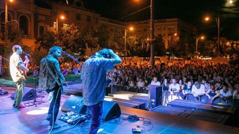 A debreceni szórakozóhelyen egy vadonatúj rockzenei hullám söpört végig, amely teljesen felrobbantotta a hangulatot és a közönség energiáit.