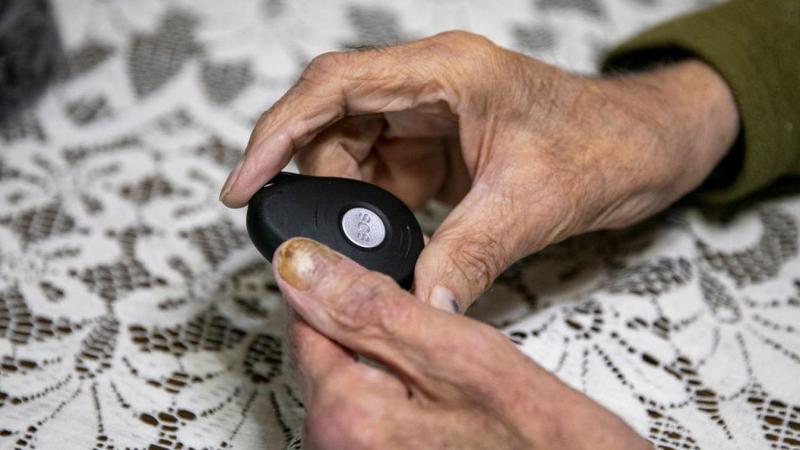 Egy különleges esemény zajlott le Zalában, ahol egy gondosóra hősiessége mentette meg egy idős ember életét. Az óra nem csupán az időt mutatta, hanem figyelmeztette viselőjét a veszélyekre is, lehetővé téve, hogy a néni időben orvosi segítséget hívjon. Az