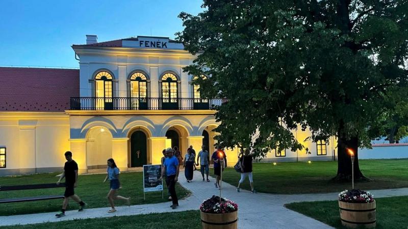 Keszthely izgalmas és egyedi programkínálattal várja az érdeklődőket a Múzeumok Éjszakáján. Az esemény különleges élményekkel gazdagítja a látogatókat, akik felfedezhetik a helyi kultúra és történelem rejtelmeit. Ne hagyd ki ezt a felejthetetlen éjszakát,