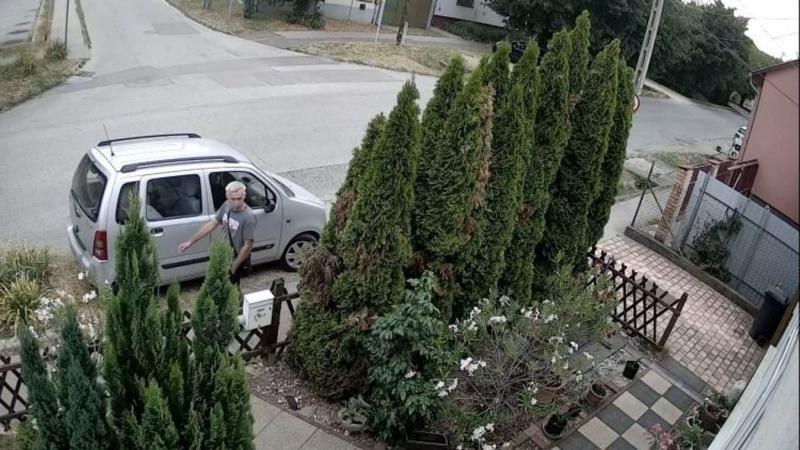 Székesfehérváron történt egy lopás, amelynek gyanúsítottját jelenleg is keresi a rendőrség. Az ügyhöz kapcsolódó fényképet is megosztottak, hogy segíthessenek az azonosításában. Kérjük, aki bármilyen információval rendelkezik, jelentkezzen!