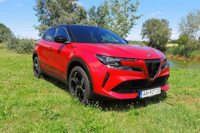 Alfa Romeo Junior Ibrida Speciale: A másik dimenzió

Az Alfa Romeo Junior Ibrida Speciale nem csupán egy autó; ez egy élmény, egy életstílus megtestesítője. A klasszikus olasz dizájn és a modern hibrid technológia tökéletes harmóniája rejlik benne, amely 