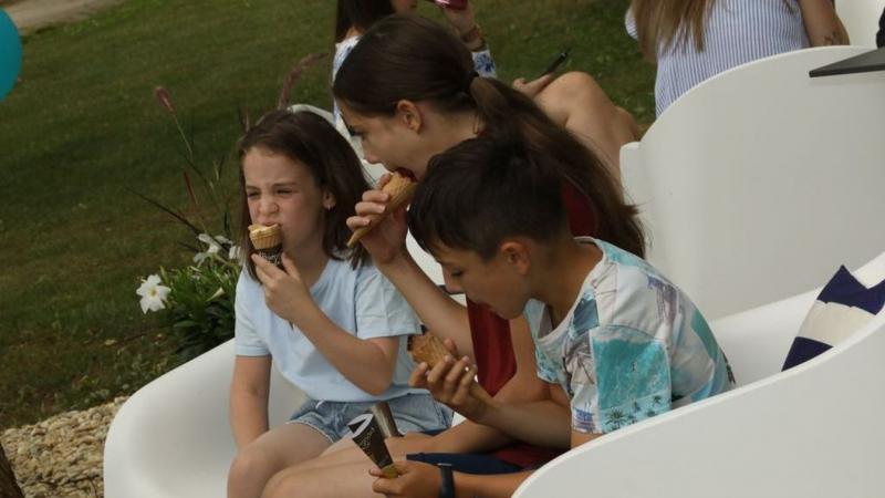 Fagyira fel! – 3 balatoni fagyizó, amit idén mindenképp érdemes meglátogatnod

A Balaton partján a nyári hónapokban a fagyizás igazi élménnyé válik. Ha te is szeretsz hűsítő finomságokat kóstolni a napsütésben, itt van három fagyizó, amelyeket semmiképpen