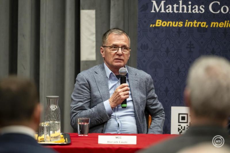 Horváth László: A drog nem válogat, mindent elrabol

A drogok világában nincs kegyelem: függetlenül attól, ki vagy, vagy honnan jöttél, az elragadtatás és a szenvedés egyaránt utat talál hozzád. A szenvedély és a függőség nem ismer határokat; nemcsak az e