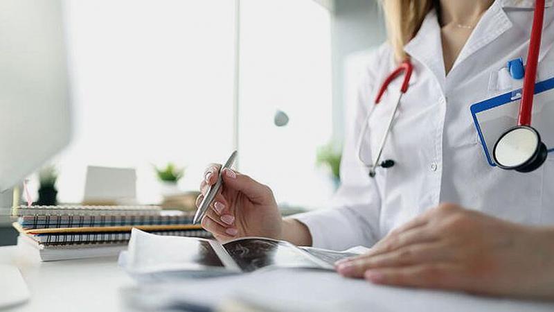Fejér vármegyében az egészségügyi ügyeletek széleskörű szolgáltatásokat kínálnak, hogy a lakosság egészségi állapota mindig a legjobb kezekben legyen. Ezek az ügyeletek nem csupán sürgősségi ellátást nyújtanak, hanem a megelőzés és a korai diagnózis terén