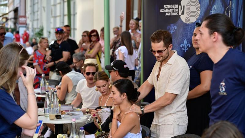 A nyári forróság ellenére egy egész utcát megtöltöttek A 3 testőr lelkes hívei Szegeden – nézd meg a galériánkat és a videót!