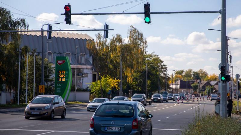 A lámpák már működnek, és életbe lépett a végleges forgalmi rend a Sámsoni út egy szakaszán – nézd meg a fotókat és a videót!