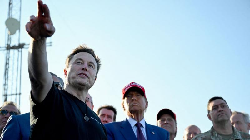 Trump és Elon Musk közösen figyelték a Texasban zajló SpaceX Starship indítását, ahol a két figura izgatottan követte a látványos eseményt.