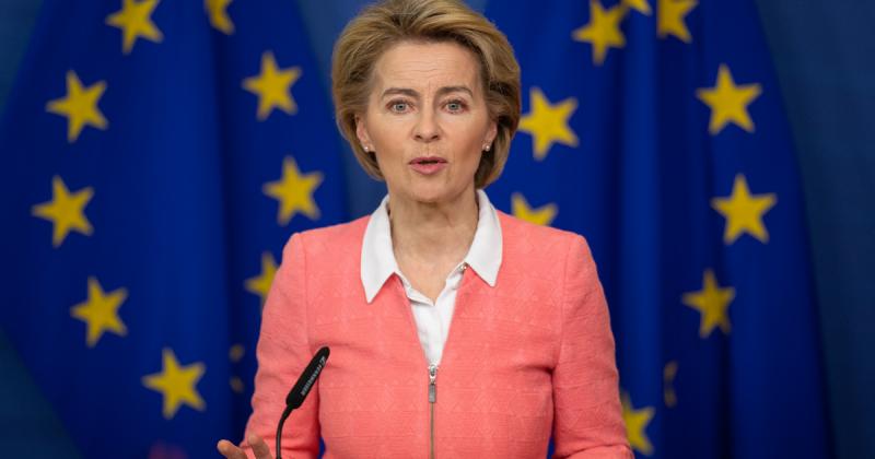 Egy utas hirtelen rosszul érezte magát a repülőgép fedélzetén, és a helyzet gyorsan feszültté vált. Az utasok között ott volt Ursula von der Leyen is, aki azonnal reagált a vészhelyzetre. Képzett szakemberként nem habozott, és sietett az illető segítségér