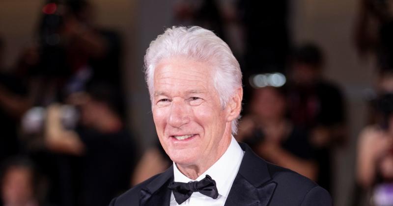 Micsoda varázslatos arc! Tündérien szép, és Richard Gere fiai igazán hatalmasra nőttek! Ezen a képen éppen a már feldíszített karácsonyfát csodálják. (fotó)