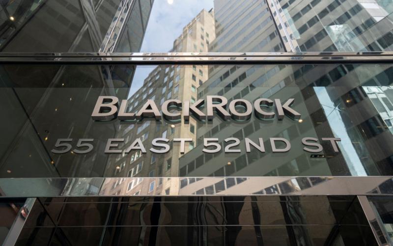 A BlackRock úgy döntött, hogy késlekedik az XRP ETF-jének tervezett bevezetésével, míg az RLUSD engedélyezése új spekulációkat generál a piacon.