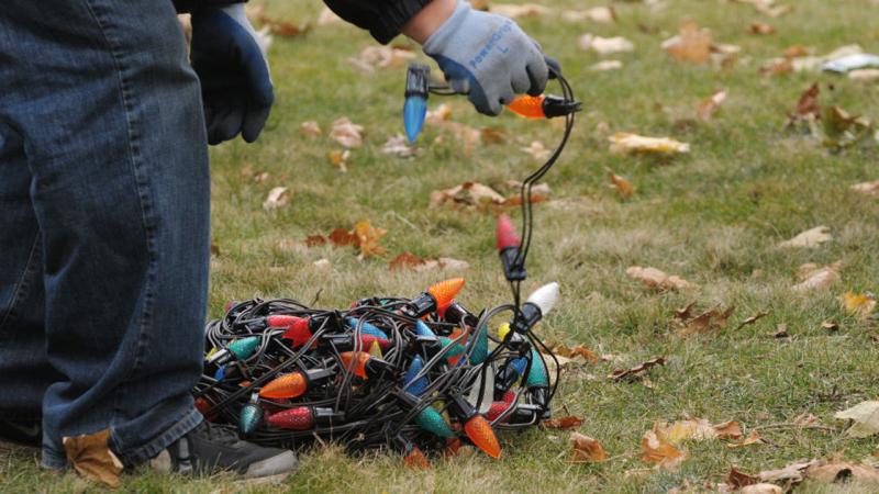 Zsolt egy igazán különleges technikával díszítette fel hatalmas fenyőfáját fényfüzérekkel, melynek eredményeként a fa varázslatosan ragyogott az ünnepi időszakban.