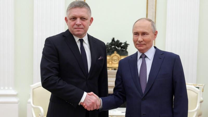 Robert Fico, a szlovák miniszterelnök, megérkezett Moszkvába, hogy részt vegyen egy sor diplomáciai megbeszélésen. A látogatás célja a két ország közötti kapcsolatok erősítése és a gazdasági együttműködés előmozdítása.