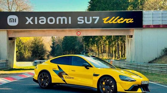 A Xiaomi olyan elszántan tör be az autóipar világába, hogy már a Nürburgring egyik ikonikus kanyarját is megszerezték.
