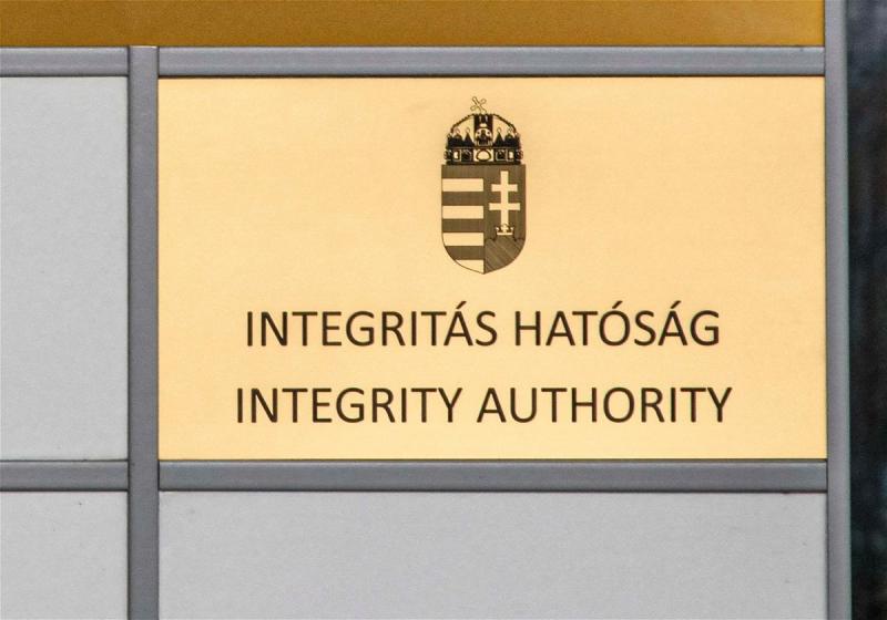 Az Integritás Hatóság két különböző ügyben indított eljárást költségvetési csalás gyanúja miatt, és ennek következményeként feljelentést tett.