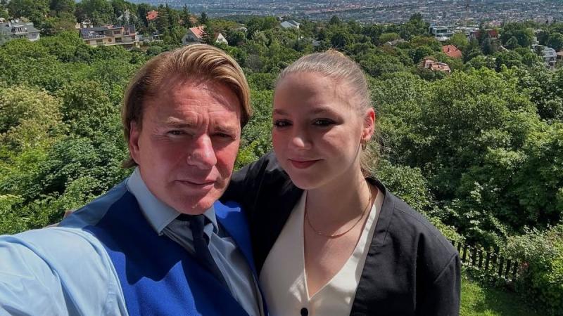 Nem a Házassági első látásra Szabija az első híresség, aki fiatal lány iránt táplál érzelmeket.