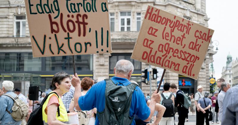Hadházy Ákos tojásokkal ostromolja a Szuverenitásvédelmi Hivatalt.