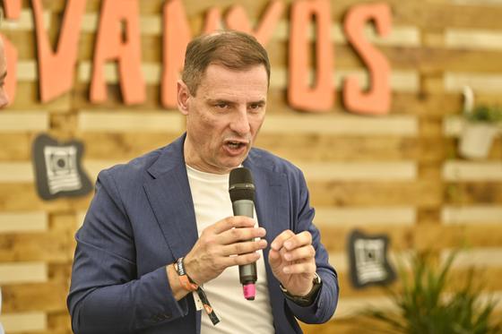 Tuzson Bencének felkeltette az érdeklődését az a javaslat, hogy a Pride rendezvényét egy lóversenypályán tartsák meg.