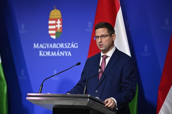 Az ellehetetlenítési törvény tervezett bevezetése továbbra is késlekedik, míg a kormányinfó időpontja változatlanul megmarad - élőben Gulyás Gergely sajtótájékoztatójából.