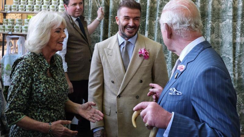 David Beckhamet lovaggá ütötték III. Károly születésnapján, ezzel elismerve a focista kiemelkedő hozzájárulását a sporthoz és a jótékonysághoz. Az ünnepélyes ceremónia során a brit monarchia hagyományai szerint a volt futballsztár egy különleges pillanat 