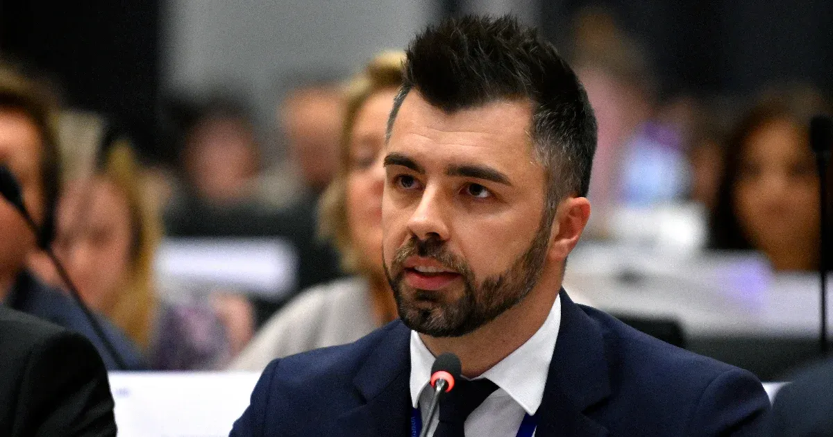 Kering egy hamis információval teli poszt a Facebookon, amely Kulja András EP-képviselőt rasszistaként tünteti fel.