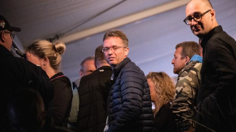 A rendezvényen, ahol az állam képviselői jelen voltak, sajnos több gyerek is rosszul lett a kánikula következtében. A forróság megviselte őket, és az egészségügyi személyzet azonnal intézkedett, hogy segítsen a bajba jutottaknak.