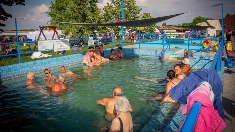 Fedezd fel a nyugdíjasok igazi gyöngyszemeit Pest vármegyében! Ezek a két kevésbé ismert fürdőhely nemcsak a pihenés, hanem a kikapcsolódás tökéletes színhelyei is. Itt a nyugalom és a természet közelsége garantálja, hogy mindenki feltöltődjön és élvezze 