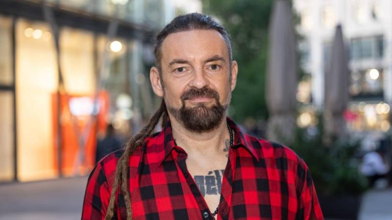 Sidlovics Gábor 13 évnyi közös munka után búcsút intett a Tankcsapdának, és az okokról őszintén osztotta meg gondolatait. Az elmúlt évek során sok élménnyel gazdagodott, de úgy érezte, hogy itt az ideje új kihívások elé állni. A szakítás hátterében személ
