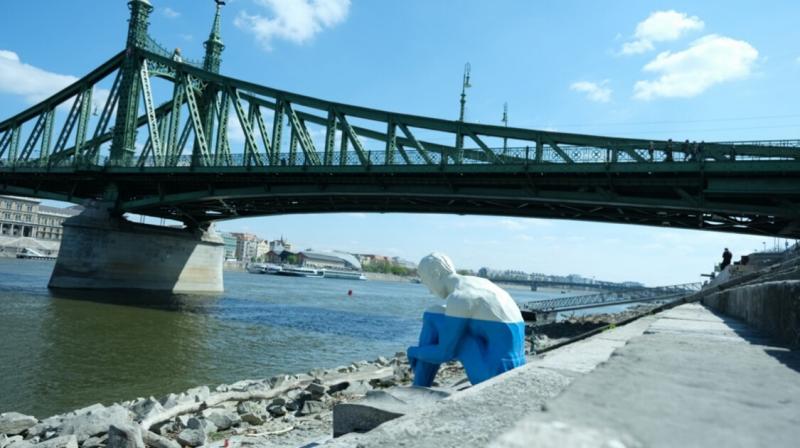 Brutális támadás történt a Duna-parton, ahol egy szobrot vandalizáltak meg: a képek sokkolóak. A férfiak lelki egészségének érdekében állították fel a műalkotást, amely most a rombolás áldozatává vált. - Házipatika