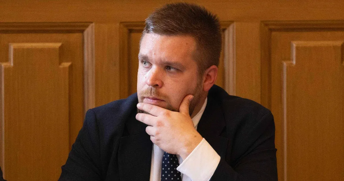 Győr városának vezetője kifejezte elégedetlenségét a szolidaritási adó mértékével kapcsolatban, és arra szólította fel az állami hatóságokat, hogy vezessenek be arányosabb számítási módszert.