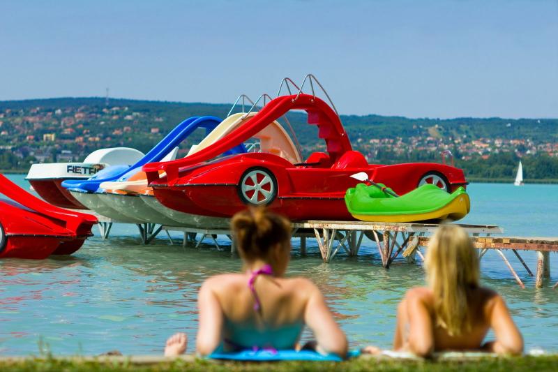 Ezért nő a Balatonba fulladásos esetek száma, de a tragédia megelőzhető.
