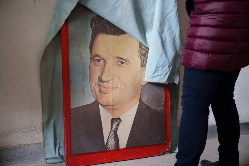 Ceaușescu nevét éltették fiatalok a tengerparton, ami aggodalmat keltett a kommunizmus bűneit feltáró intézetnél. A jelenség figyelmet érdemel, hiszen a múlt árnyai még mindig hatással vannak a jelen társadalmi diskurzusára. | Krónika Online