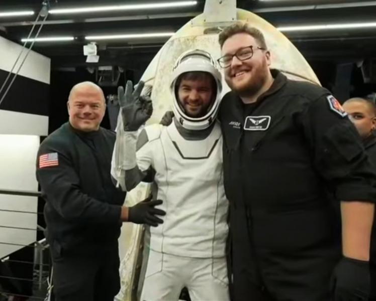 Kapu Tibor küldetése véglegesen lezárult - ez volt az a felejthetetlen pillanat, amikor az űrhajós elhagyta a Crew Dragont. Az űr sötétjében ragyogó csillagok alatt, a Föld légkörén kívül, Tibor szívében egy új kaland izgalma lobbant fel, miközben a gravi