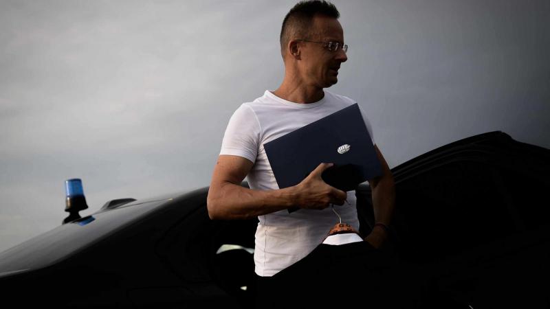 Bár párhuzamosan egy menetrend szerinti járat is elindult, Szijjártó Péter a honvédség által üzemeltetett repülőgépet választotta Brüsszelbe történő utazásához.