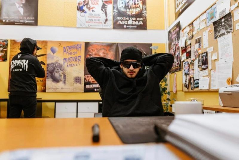Azahriah elvesztette a türelmét, és éles szavakkal reagált a külsejét bíráló kritikusokra és a bulvárújságírókra: 