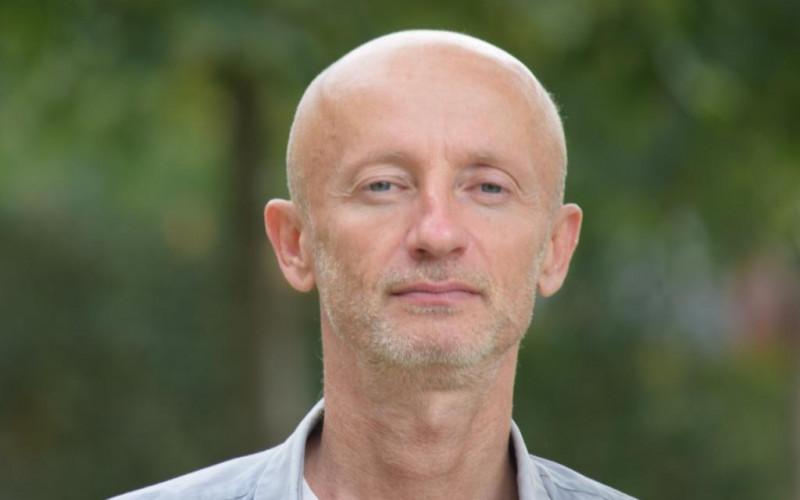 Horváth Viktor: Vérmező | Litera – Az Irodalom Világa

Fedezd fel Horváth Viktor lenyűgöző költeményét, a „Vérmezőt”, amely gazdag képi világgal és mély érzelmekkel átszőtt lírai utazásra hív. Az írás a feszültség és a nyugalom, a múlt és a jelen határvon