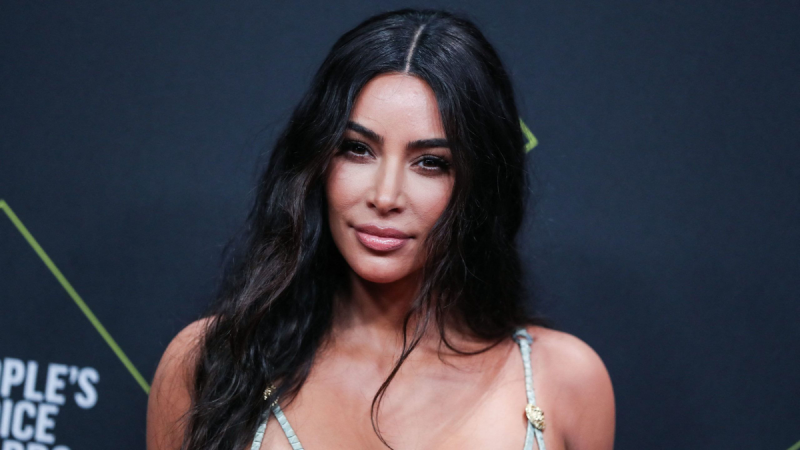 Szürreális pillanat: Kim Kardashian kisfiának fogait egy varázslatos stílusban díszítette fel, mintha csak egy mesebeli világba csöppent volna.