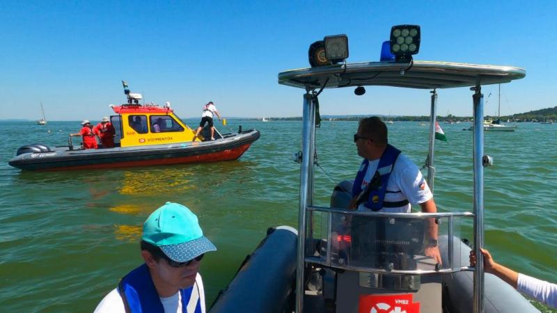 A Balaton vize nemcsak felfrissülést, hanem sajnos tragédiát is hozott, amikor egy nő fürdőzés közben hirtelen rosszul lett, és életét vesztette. A szomorú esemény rávilágít arra, hogy a vízparti örömök mellett mindig fontos a biztonságra és az egészségre