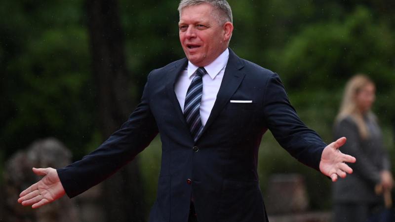 Robert Fico helyzete nem éppen rózsás, és úgy tűnik, hogy orbáni stílusú kommunikációs trükkökkel próbálja meg elterelni a figyelmet a problémáiról.