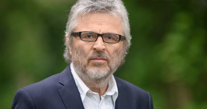 Bibi, mint a Humor Hírnöke | Demokratikus Kacajok

Bibi nem csupán egy név, hanem a nevetés szimbóluma. Mint a Humor Hírnöke, ő az, aki mindig képes felderíteni a legkomolyabb pillanatokat is egy-egy szellemes megjegyzéssel. A demokratikus elvek mellett á
