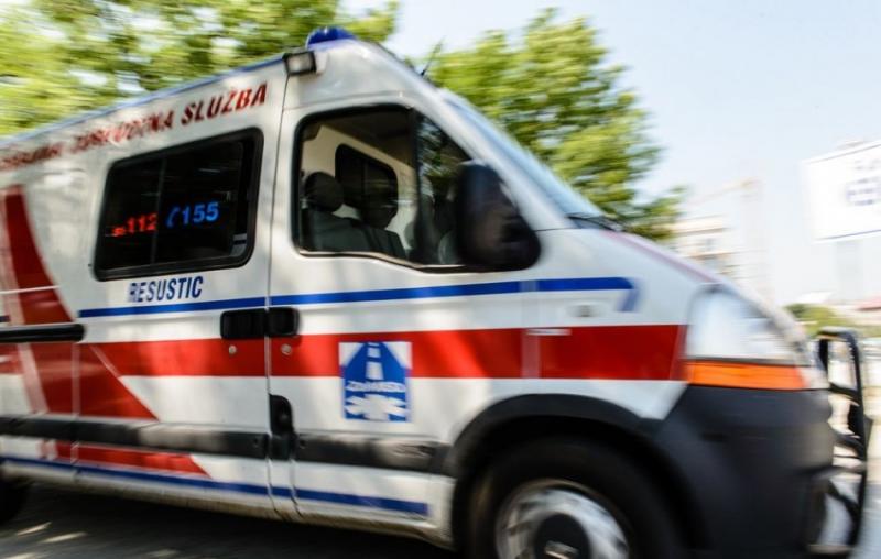 Egy autómosó forgatagában, ahol a vízpermet és a szappanos habok táncot jártak, tragikus esemény játszódott le: egy kocsi áthajtott egy kisfiún. A helyszín zaja és a színes autók között a baleset pillanata váratlanul érkezett, és a szívszorító történet va