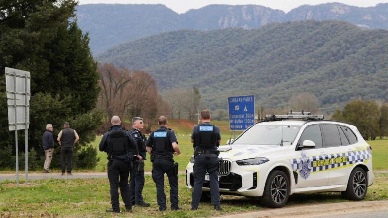 Feszültséggel teli hajtóvadászat zajlik a két ausztrál rendőr meggyilkolásával gyanúsított férfi elfogása érdekében.