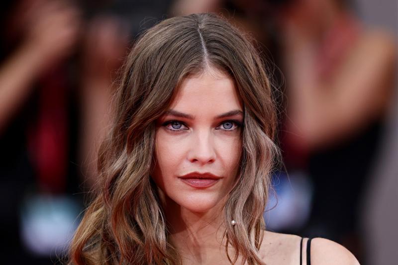 Palvin Barbara és Leni Klum egyedi stílusukkal vonultak fel a velencei filmfesztivál vörös szőnyegén, ahol szemet gyönyörködtető összeöltözésükkel hódították meg a közönséget. Ez a merész és színes kombináció most a legújabb divatirányzat, amely a fesztiv
