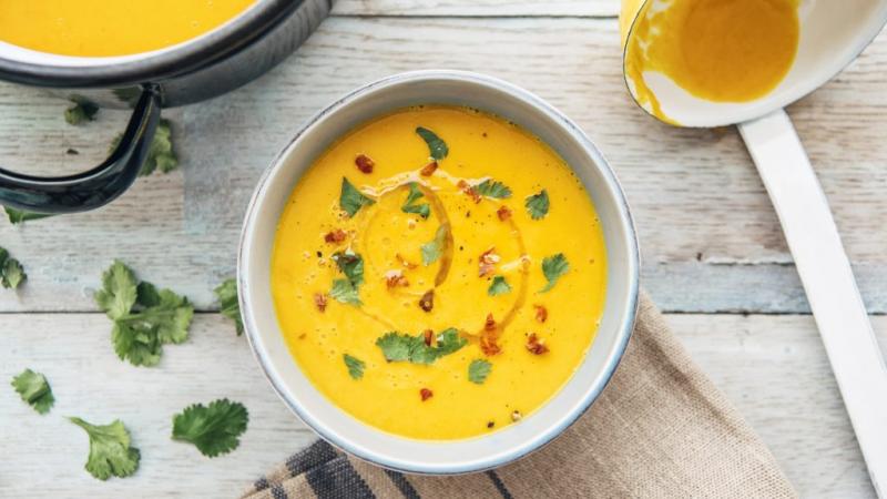 Készítsd el ezt a finom sütőtökkrémlevest mindössze 20 perc alatt! Az egyszerű recept segítségével egy ízletes és tápláló ételt varázsolhatsz az asztalra, amely tökéletes választás egy hűvös napon. A sütőtök gazdag íze és krémes állaga garantáltan elvaráz