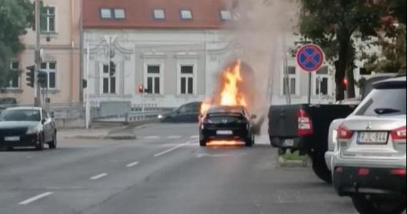 Szenzációs hír érkezett Miskolcról: lángra kapott egy gépjármű! Az eset sokkolta a helyieket, és a tűzoltók azonnal a helyszínre siettek, hogy megfékezzék a lángokat.